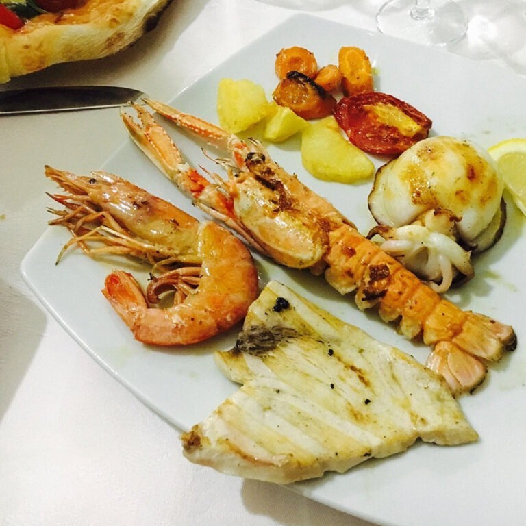 Ristorante - foto di un piatto a base di frutti di mare con scampo, gambero, un calamaretto e del pesce