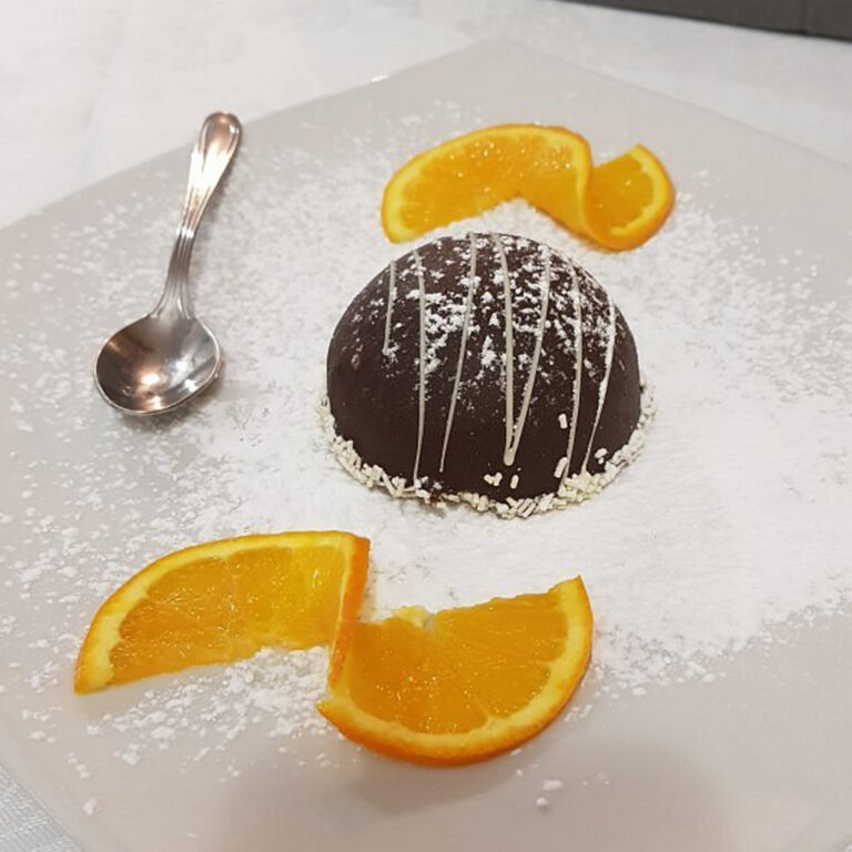Ristorante - foto di un dessert al cioccolato e arance