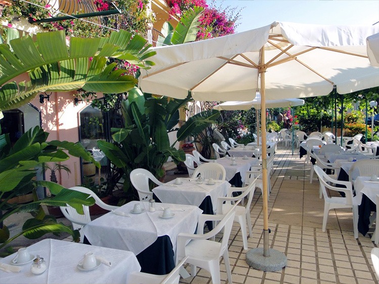 Ristorante - Tavoli esterni ed ombrellone