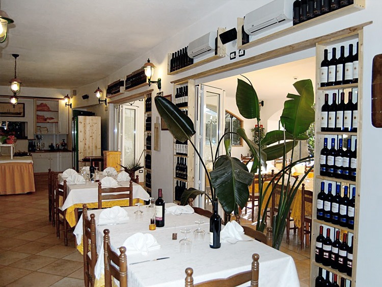 Ristorante - Sala interna con bottiglie di vino