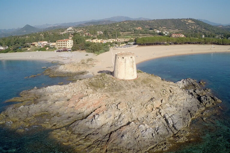 Galleria - Foto panoramica della Torre di Bari, della spiaggia e dell'Hotel Domus de Janas
