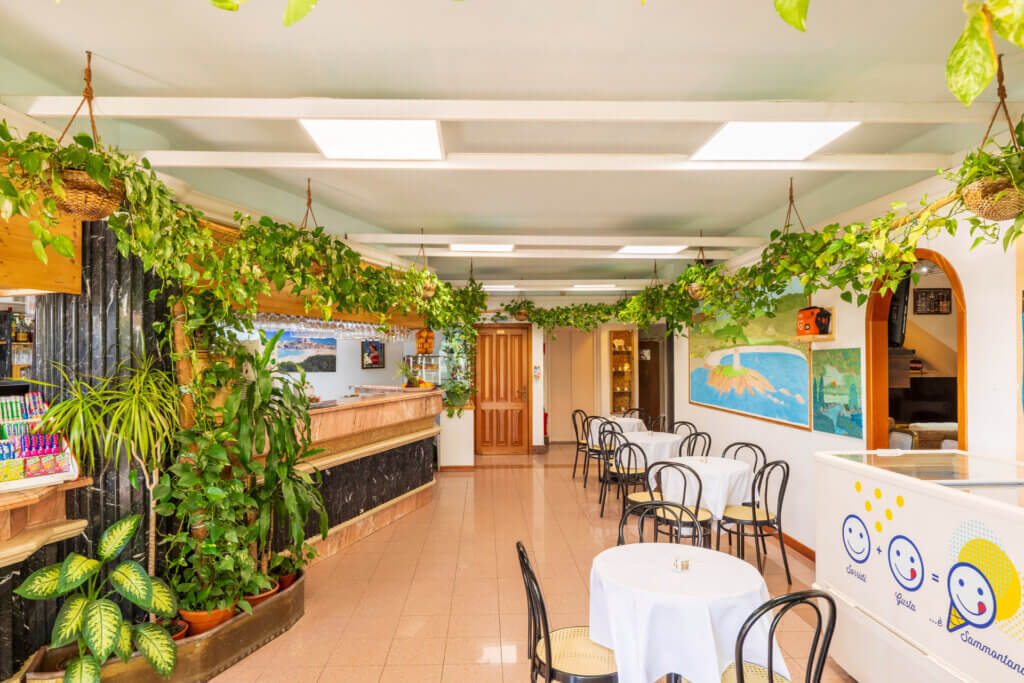 Galleria - Area interna del bar dell'Hotel Domus de Janas