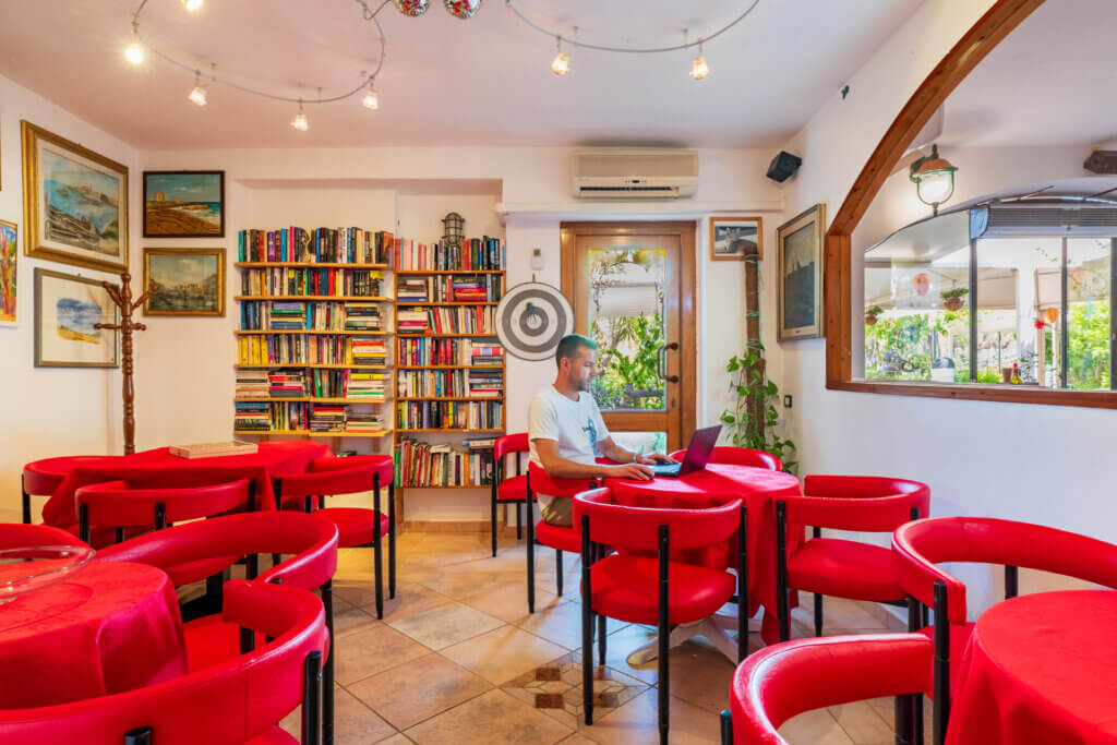 Galleria - Sala lettura biblioteca e giochi dell'hotel Domus de Janas