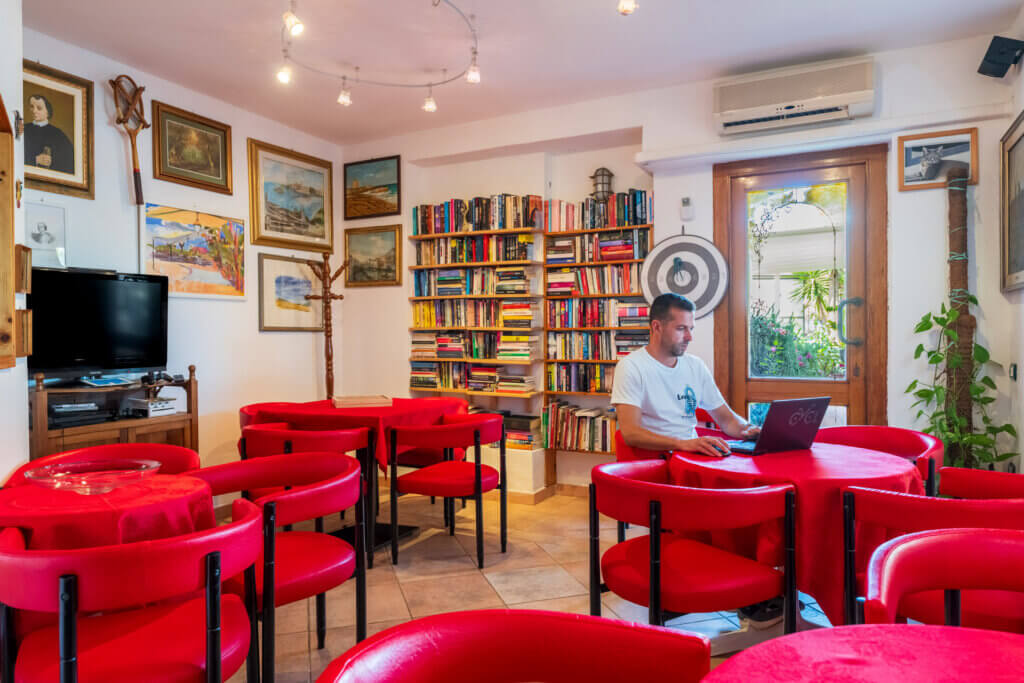 Galleria - Sala lettura biblioteca e giochi dell'hotel Domus de Janas