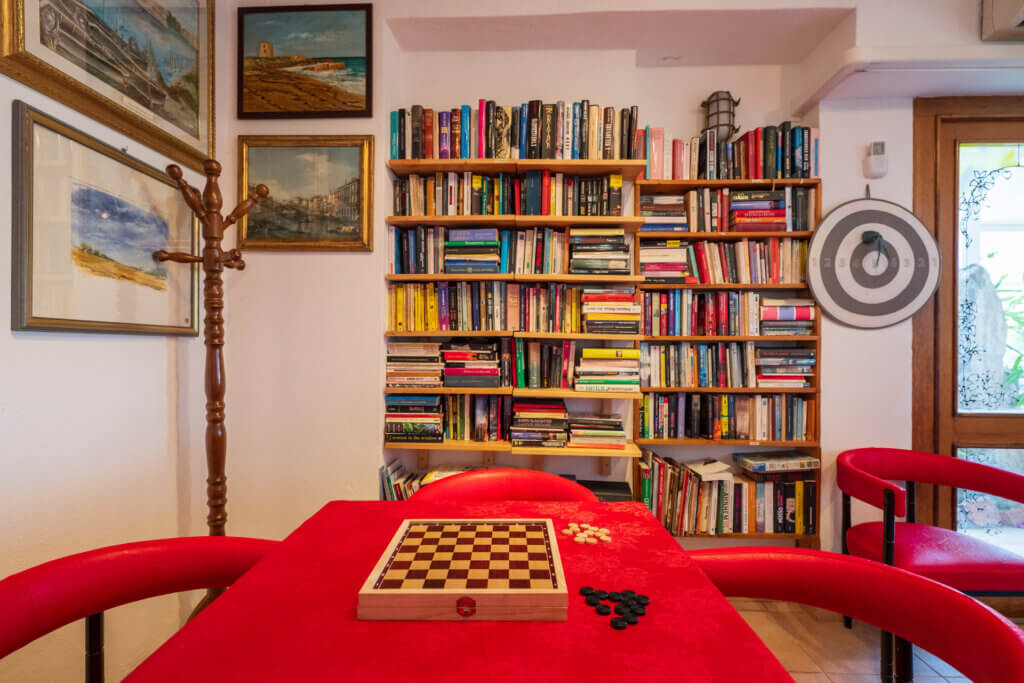 Galleria - Sala lettura biblioteca e giochi dell'hotel Domus de Janas