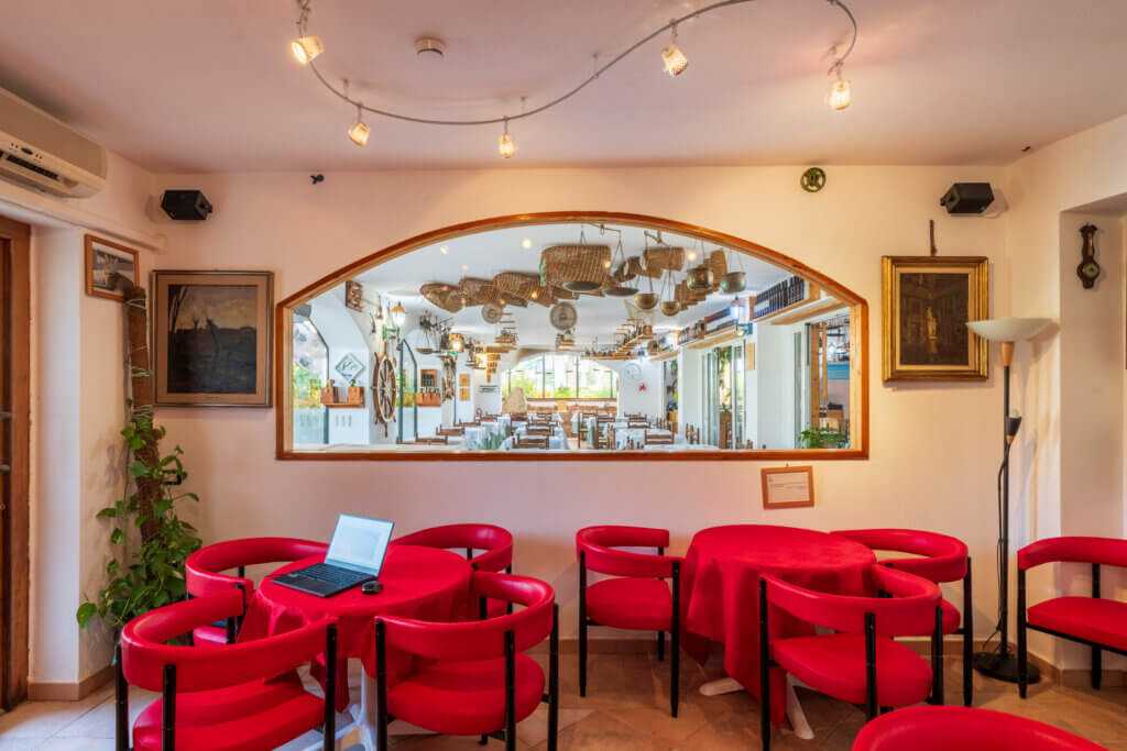 Galleria - Sala lettura biblioteca e giochi dell'hotel Domus de Janas