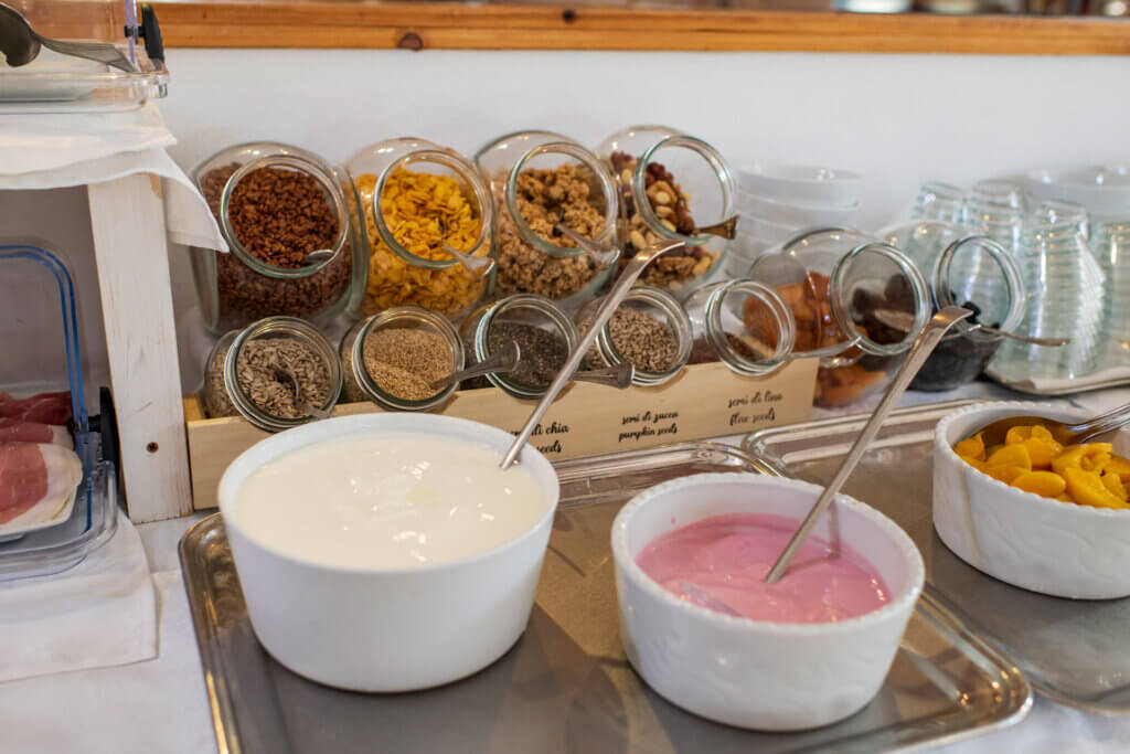 Galleria - Yogurt cereali frutta secca e semi per la vostra colazione all'Hotel Domus de Janas