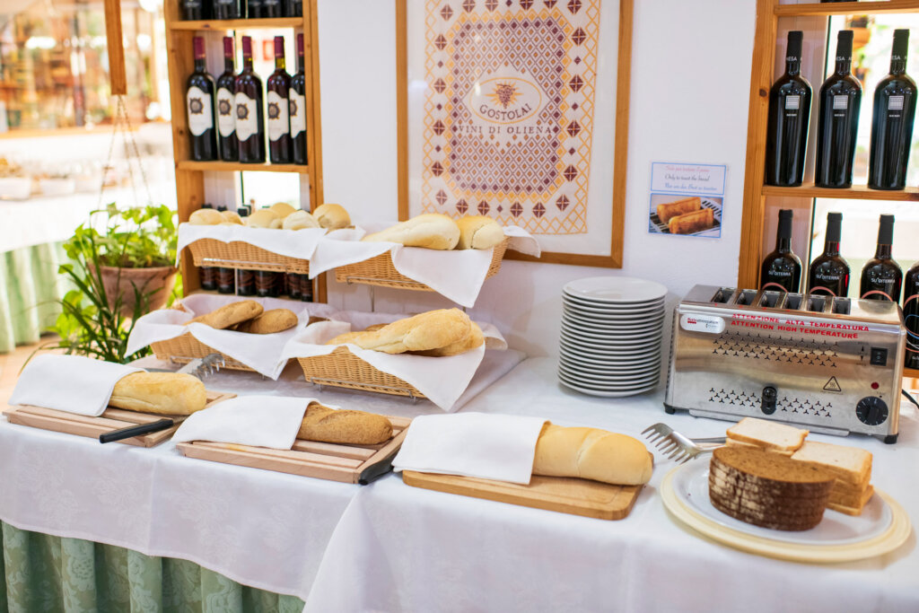 Galleria - Vari tipi di pane a disposizione per la colazione all'Hotel Domus de Janas