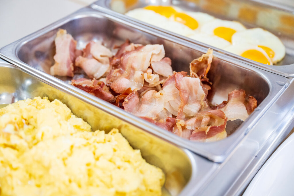 Galleria - Bacon uova strapazzate e uova sode alla colazione dell'Hotel Domus de Janas