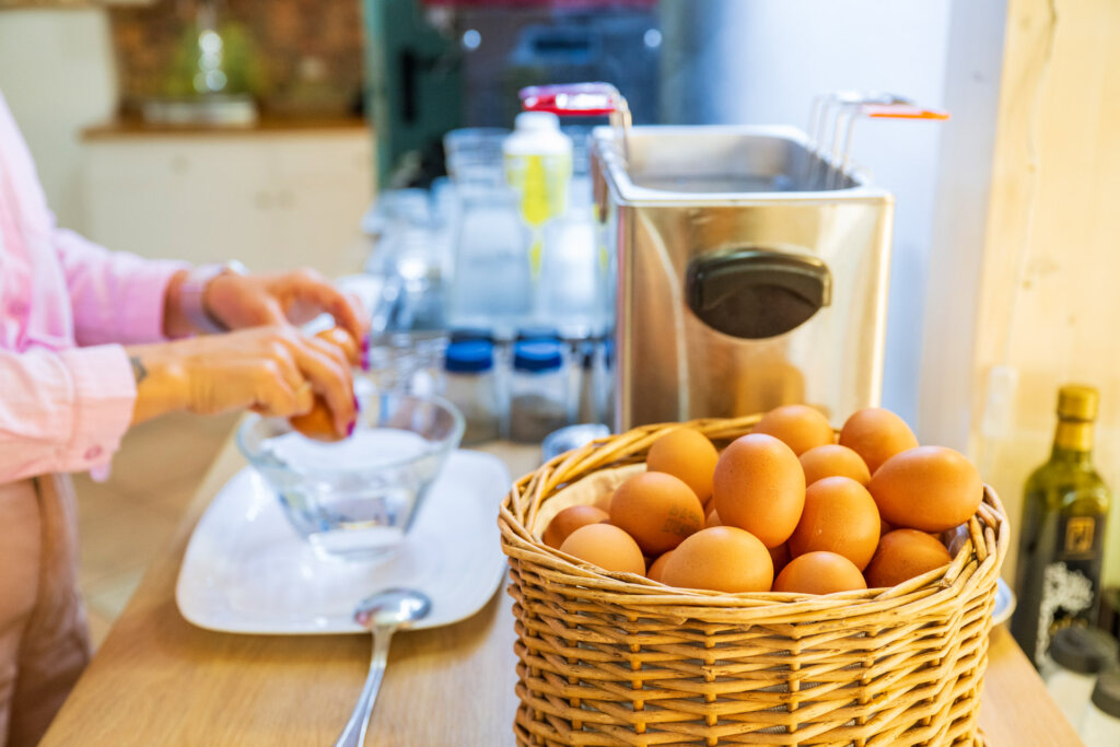 Galleria - Colazione all'Hotel Domus de Janas con uova e bollitore per cuocerle al grado deisderato