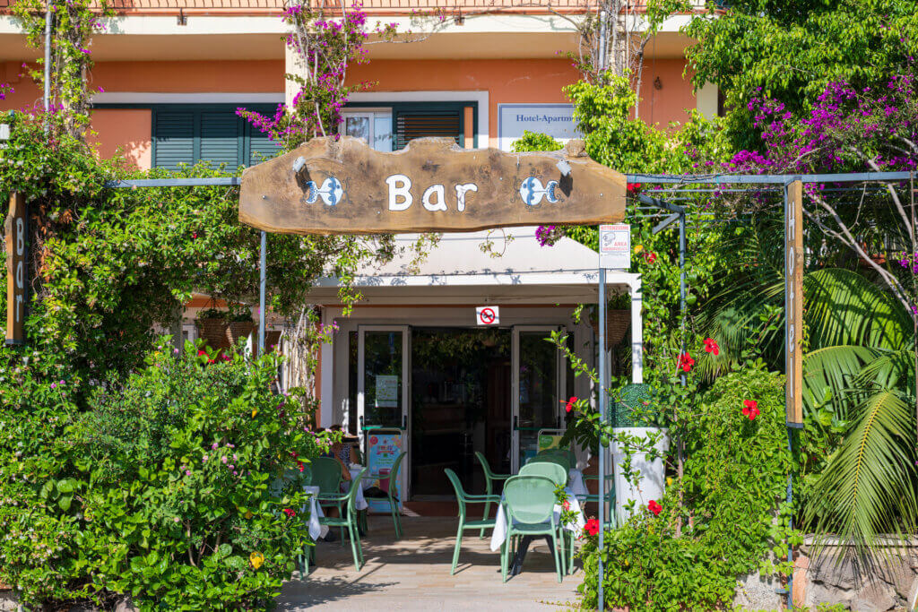 Galleria - Ingresso su strada del bar dell'Hotel Domus de Janas