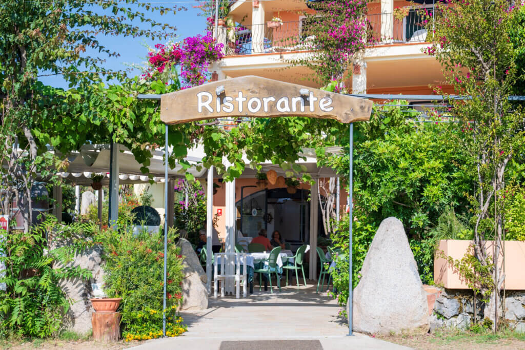 Galleria - Ingresso su strada del ristorante Il Pesciolino dell'Hotel Domus de Janas