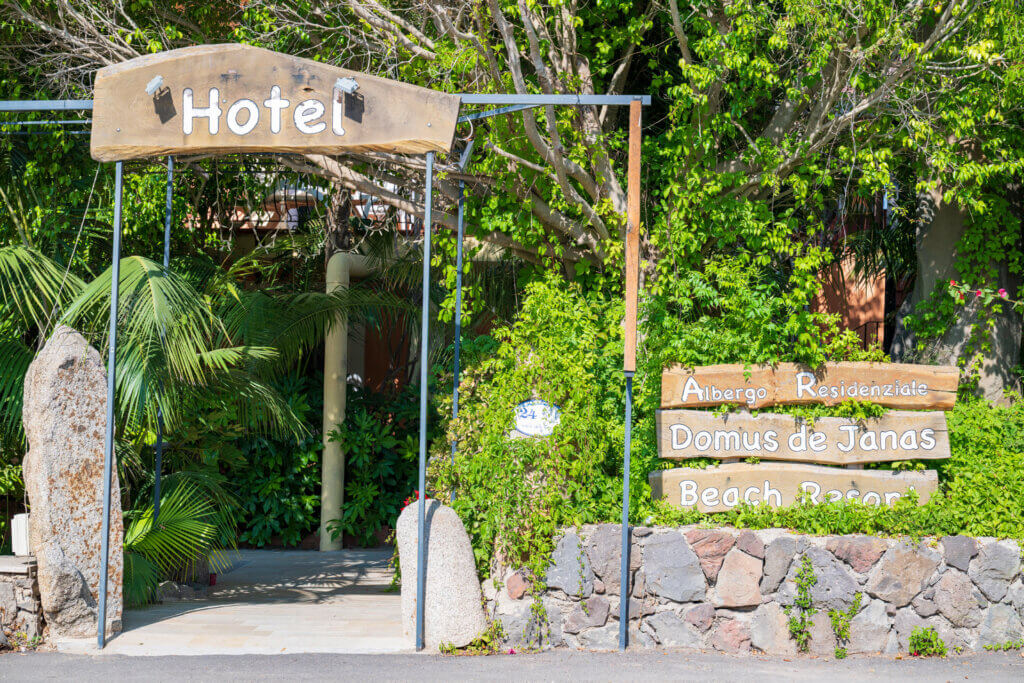 Galleria - Ingresso su strada dell'Hotel Domus de Janas