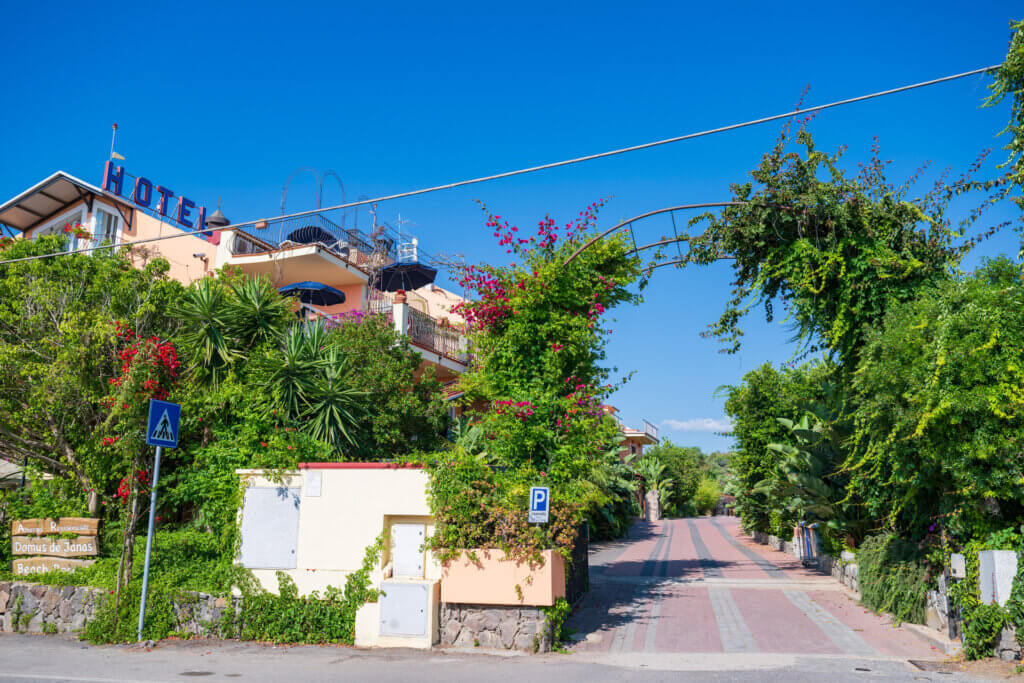 Galleria - Ingresso al parcheggio dell'Hotel Domus de Janas