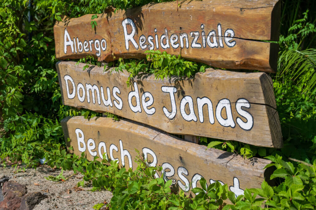 Galleria - Dettaglio di un'insegna su strada dell'Hotel Domus de Janas