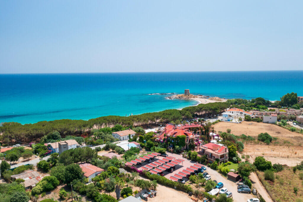 Galleria - Foto panoramica della struttura dell'Hotel Domus de Janas, del mare e della Torre di Bari