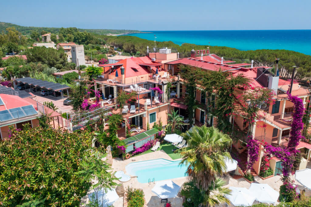 Galleria - Foto panoramica della piscina e dell'Hotel Domus de Janas