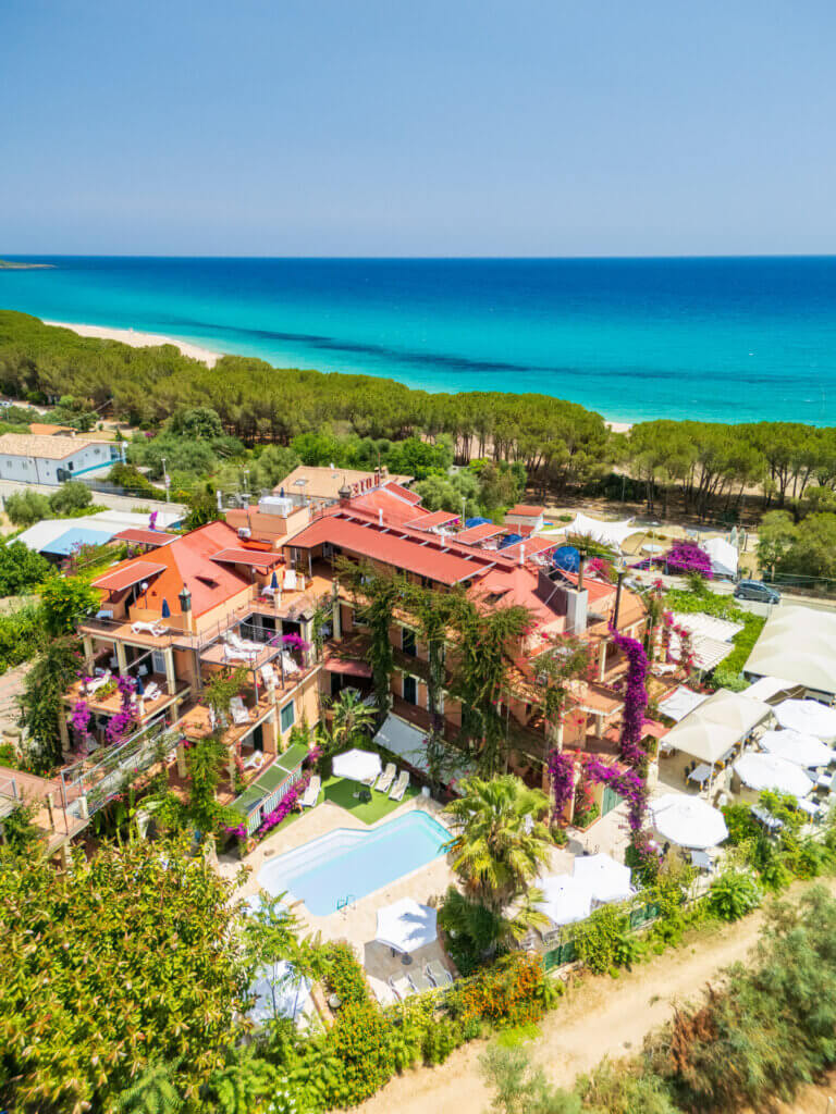 Galleria - Foto panoramica della piscina e dell'Hotel Domus de Janas