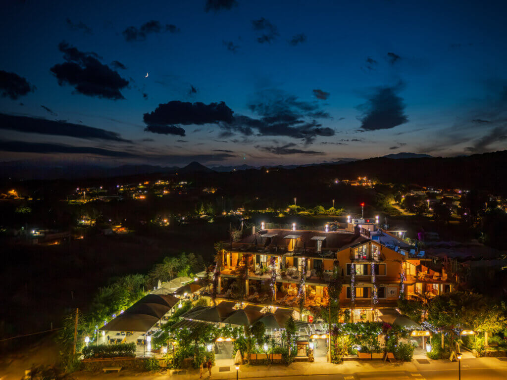 Galleria - Foto panoramica notturna dell'Hotel Domus de Janas