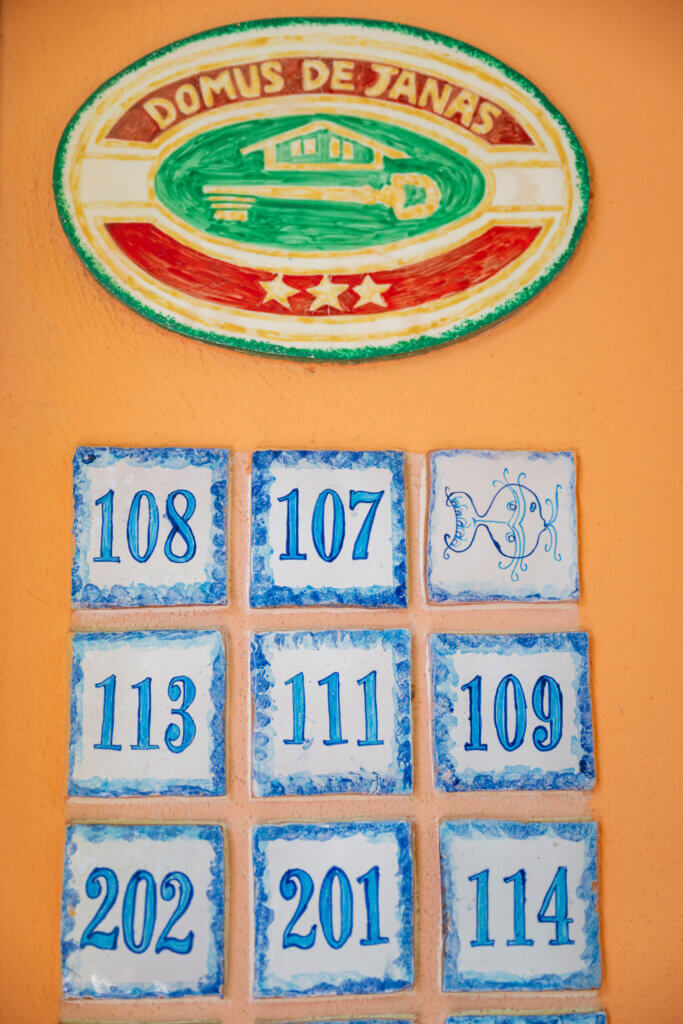Galleria - Particolare di mattonelle dipinta a mano per indicare i numeri delle camere dell'Hotel Domus de Janas