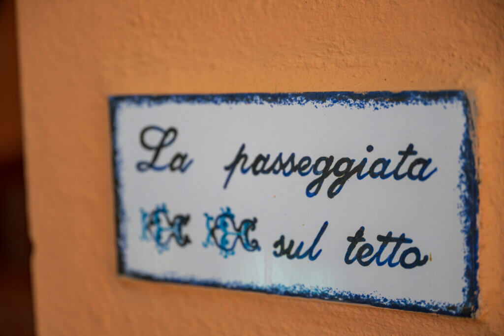 Galleria - Particolare di una mattonella dipinta a mano per indicare le scale che portano al tetto dell'Hotel Domus de Janas