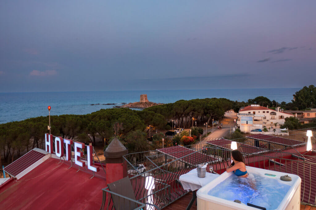 Galleria - Vista dell'idromassaggio sul tetto e il panorama dall'Hotel Domus de Janas