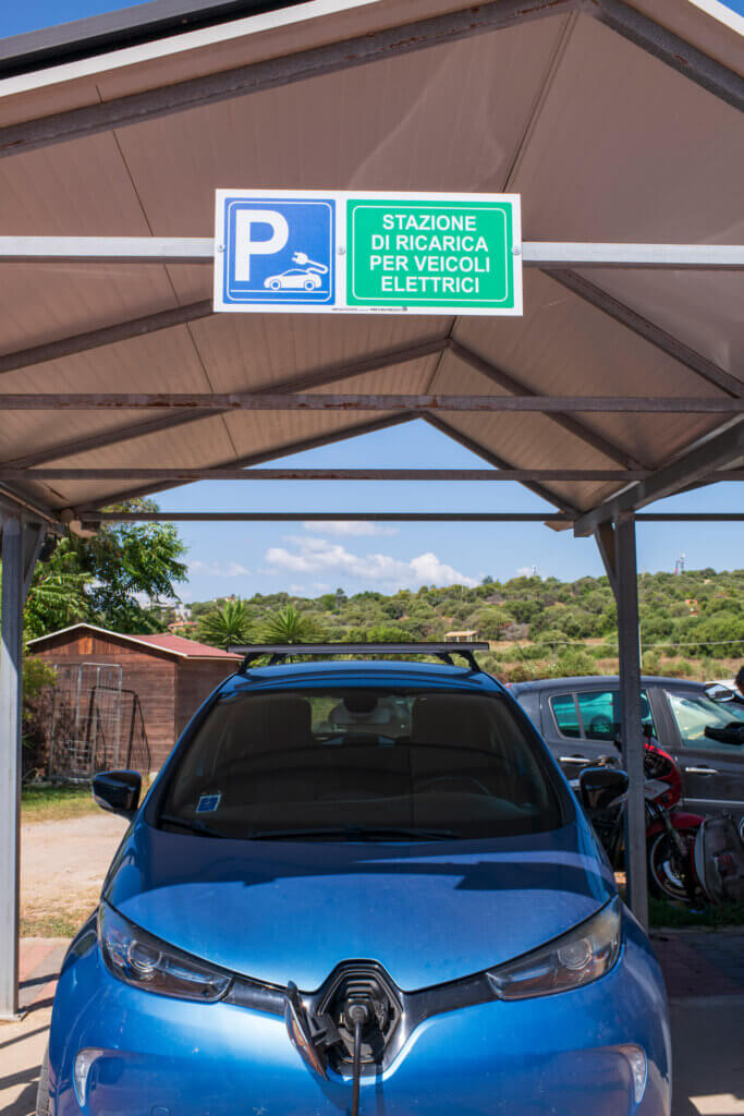 Galleria - Posto dedicato alla ricarica dei veicoli elettrici nel parcheggio dell'Hotel Domus de Janas