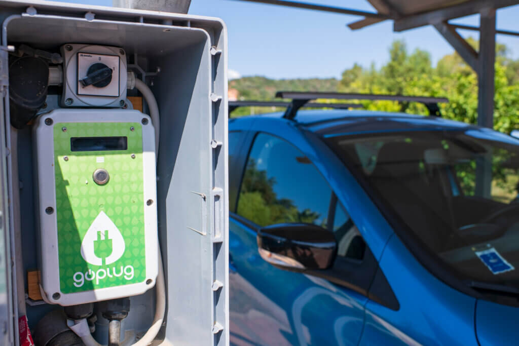 Galleria - Presa per la ricarica dei veicoli elettrici disponibile all'Hotel Domus de Janas