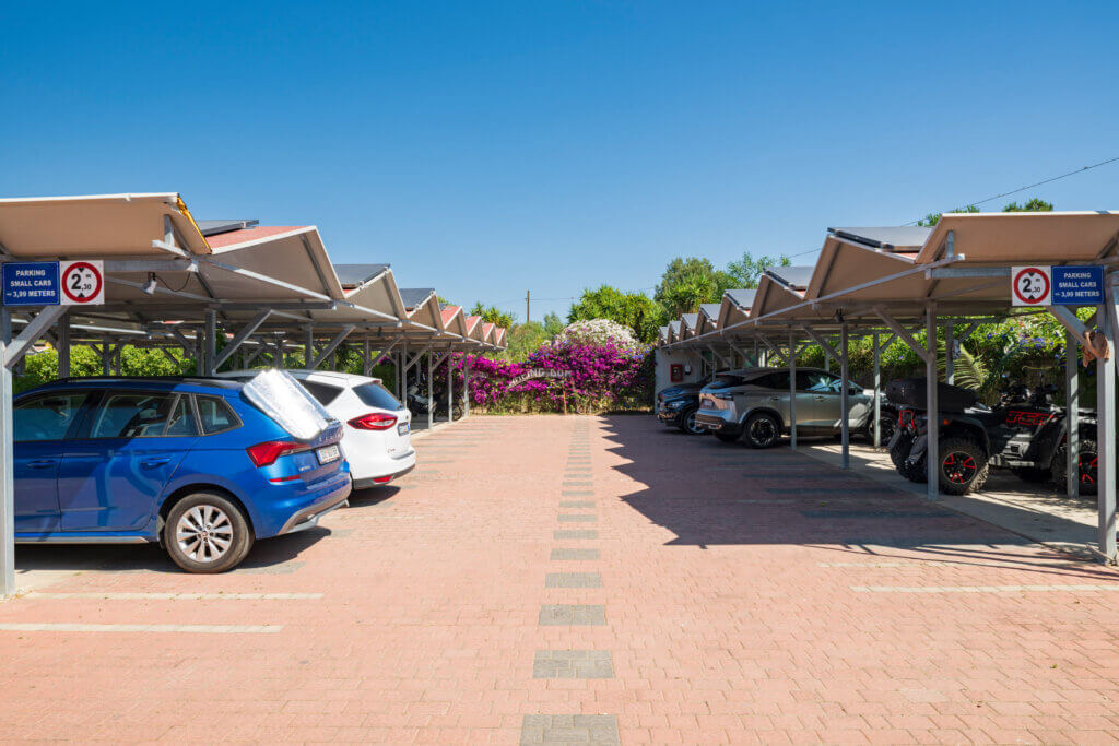 Galleria - Panoramica del parcheggio dell'Hotel Domus de Janas