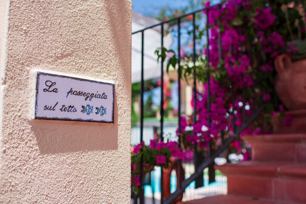 Galleria - Dettaglio di una delle targhe in ceramica realizzate a mano presenti nell'Hotel Domus de Janas sulle scale che portano al tetto