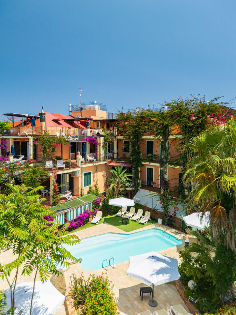 Galleria - Vista panoramica dell'Hotel Domus de Janas con la piscina e il verde che la circonda