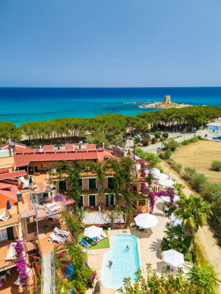 Galleria - Vista panoramica dell'Hotel Domus de Janas con la piscina e la Torre di Barì