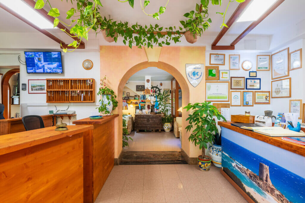 Galleria - L'ingresso alla Hall dalla Reception dell'Hotel Domus de Janas