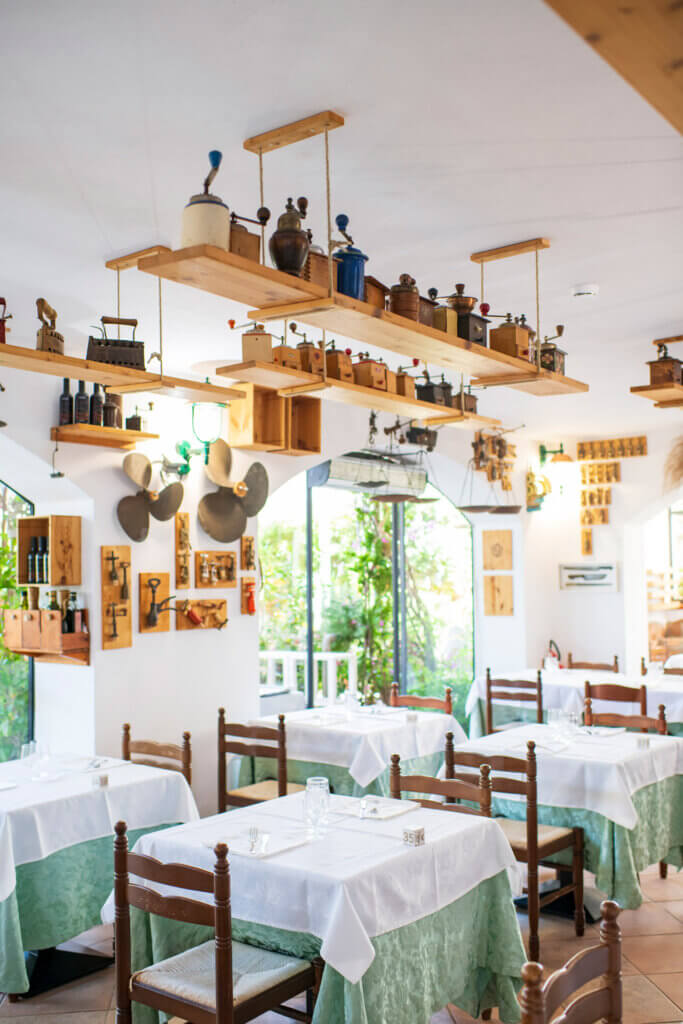 Galleria - Particolare della sala interna del ristorante Il Pesciolino dell'Hotel Domus de Janas