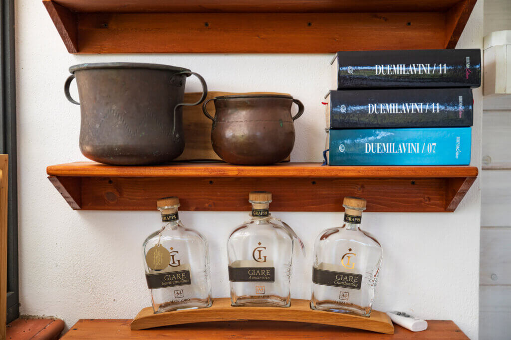 Galleria - Particolare della sala interna del ristorante Il Pesciolino dell'Hotel Domus de Janas con mensole in legno e libri