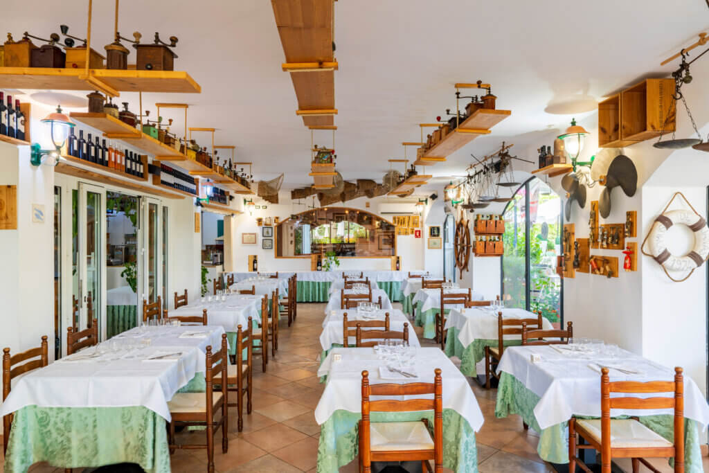 Galleria - Vista della sala interna del ristorante Il Pesciolino dell'Hotel Domus de Janas
