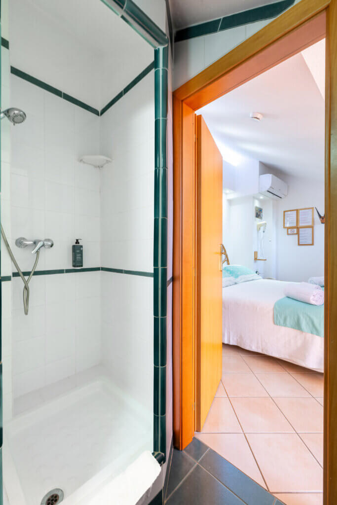 Camere - Vista della camera da letto dal bagno della Mansarda vista mare dell'Hotel Domus de Janas