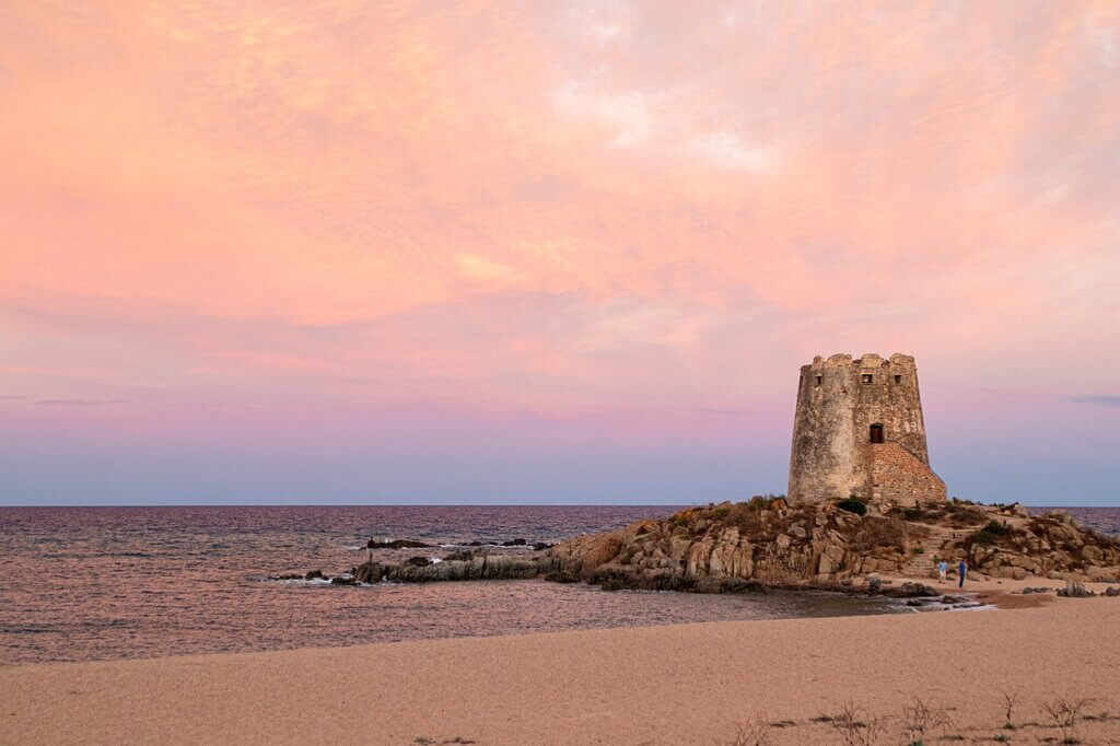 Tramonto con cielo rosa a Torre di Barì in Ogliastra