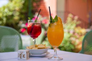 Galleria - Un aperitivo composto da un cocktail ed uno spritz preparati dal bar dell'hotel Domus de Janas