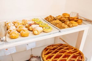 Galleria - Paste lievitati e dolci fatti in casa disponibili per la colazione all'Hotel Domus de Janas