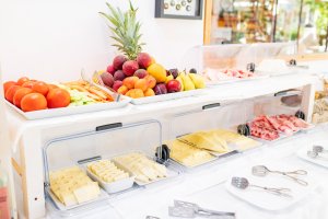 Galleria - Frutta ortaggi formaggi e salumi per la colazione all'Hotel Domus de Janas
