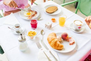 Galleria - Tavolino apparecchiato con colazione all'Hotel Domus de Janas