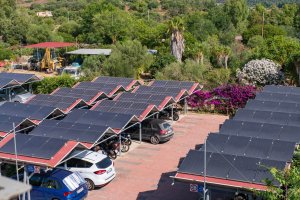 Galleria - Panoramica del parcheggio dell'Hotel Domus de Janas