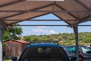 Galleria - Posto dedicato alla ricarica dei veicoli elettrici nel parcheggio dell'Hotel Domus de Janas