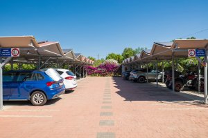 Galleria - Panoramica del parcheggio dell'Hotel Domus de Janas