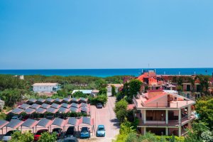 Galleria - Panorama dell'hotel e del parcheggio dell'Hotel Domus de Janas