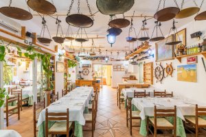 Galleria - Vista della sala interna del ristorante Il Pesciolino dell'Hotel Domus de Janas decorata con vecchie bilance